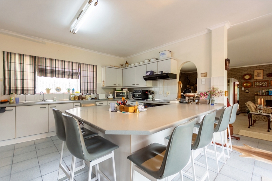 5 Bedroom Property for Sale in Middedorp Western Cape